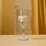 Ποτήρι με χρυσά φύλλα και λευκές ροζέτες