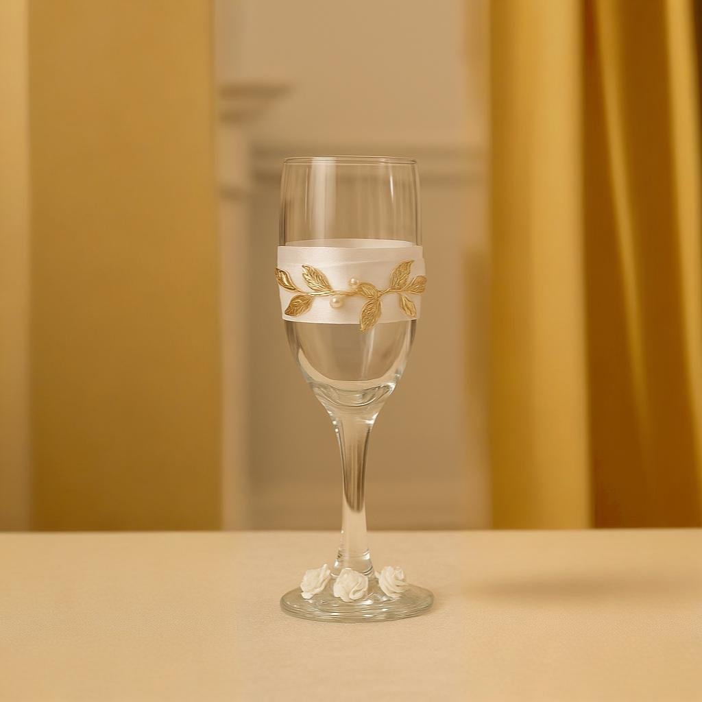 Ποτήρι με χρυσά φύλλα και λευκές ροζέτες